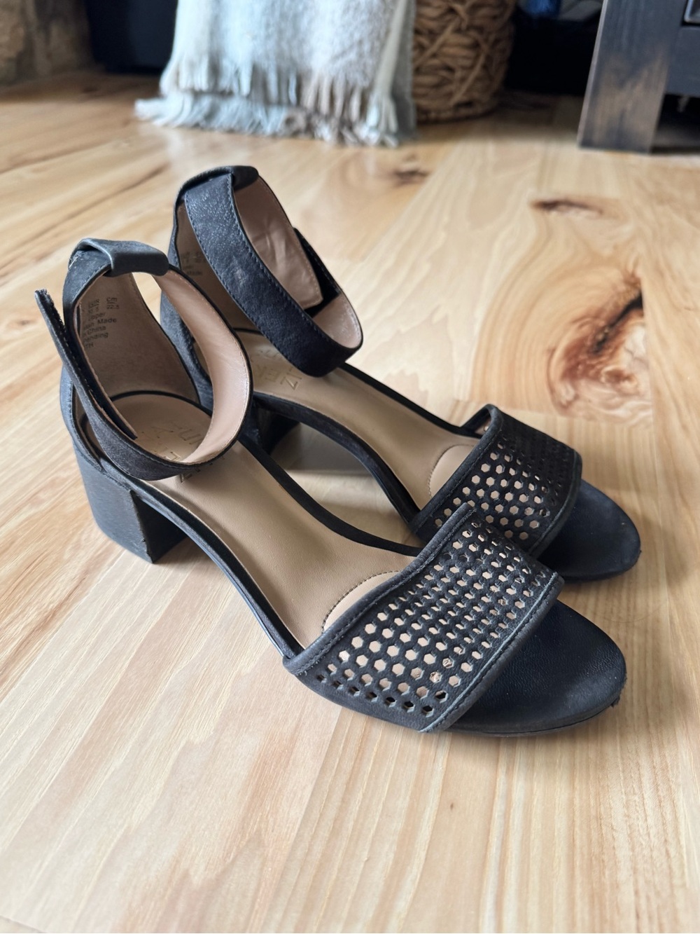Naturalizer Low Block Heel Sandals SZ 5.5